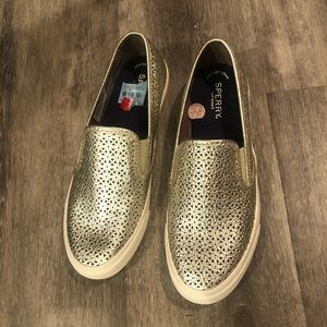 NWT Silver Sperry’s